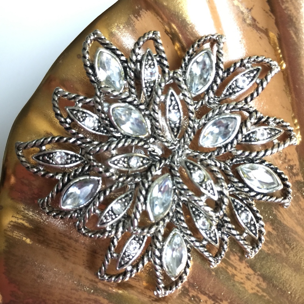 VINTAGE Rhinestone Floral Brooch - Picture 2 of 3